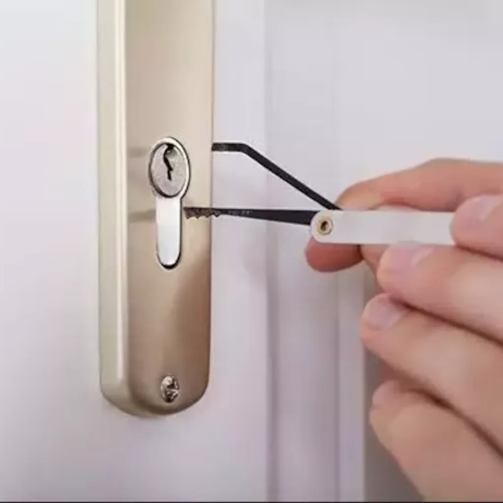 Cerrajero en Blanes realizando apertura de puerta sin daños